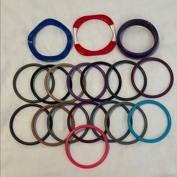Vintage set of 18 plastic bracelets multiple colors perfect to stack EVC - Picture 3 of 5